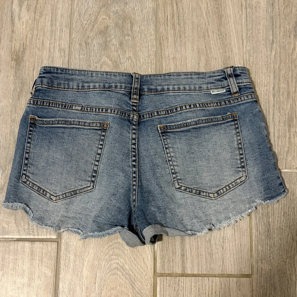 LIKE NEW! Women's Billabong Distressed, Button Fly Jean Shorts - 26 - Picture 6 of 7